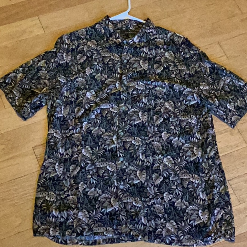 Croft&Barrow short sleeve button front shirt in browns and black leaves. L